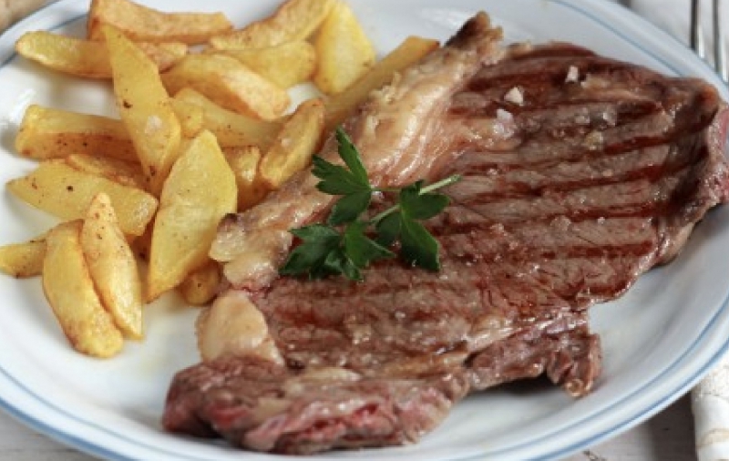 Steak grill� acompagn� de frites