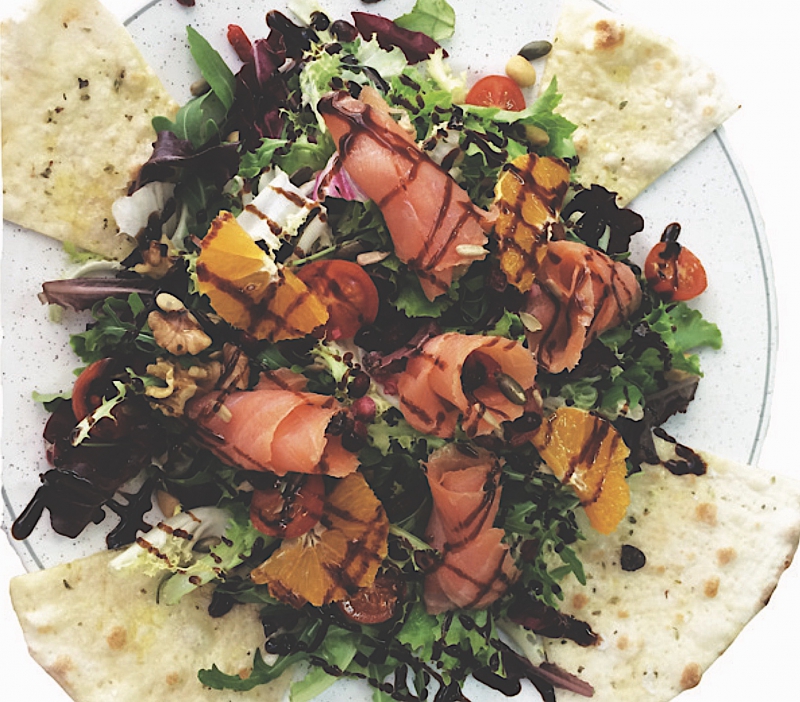 Salade de saumon fum� avec de la cr�me balsamique