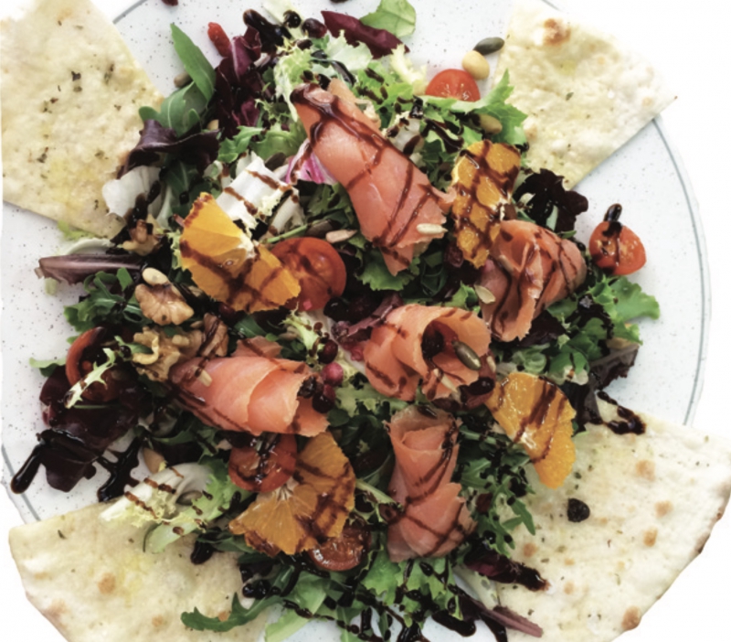 Salade de saumon fum� avec de la cr�me balsamique