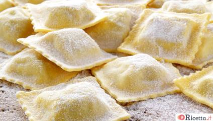 Raviolis de pasta fresca rellenos de salm�n