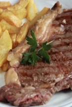 Steak grill� acompagn� de frites