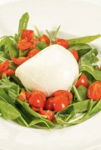 Salade de fromage burrata, roquette et cerises